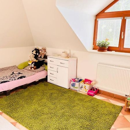 Apartman Se Zahradou 20 Minut Do Centra Prahy Ořech Esterno foto